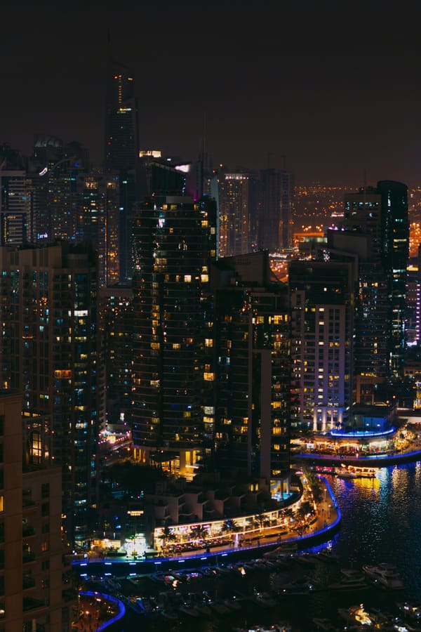 La skyline de Dubaï vue depuis l’eau au crépuscule
